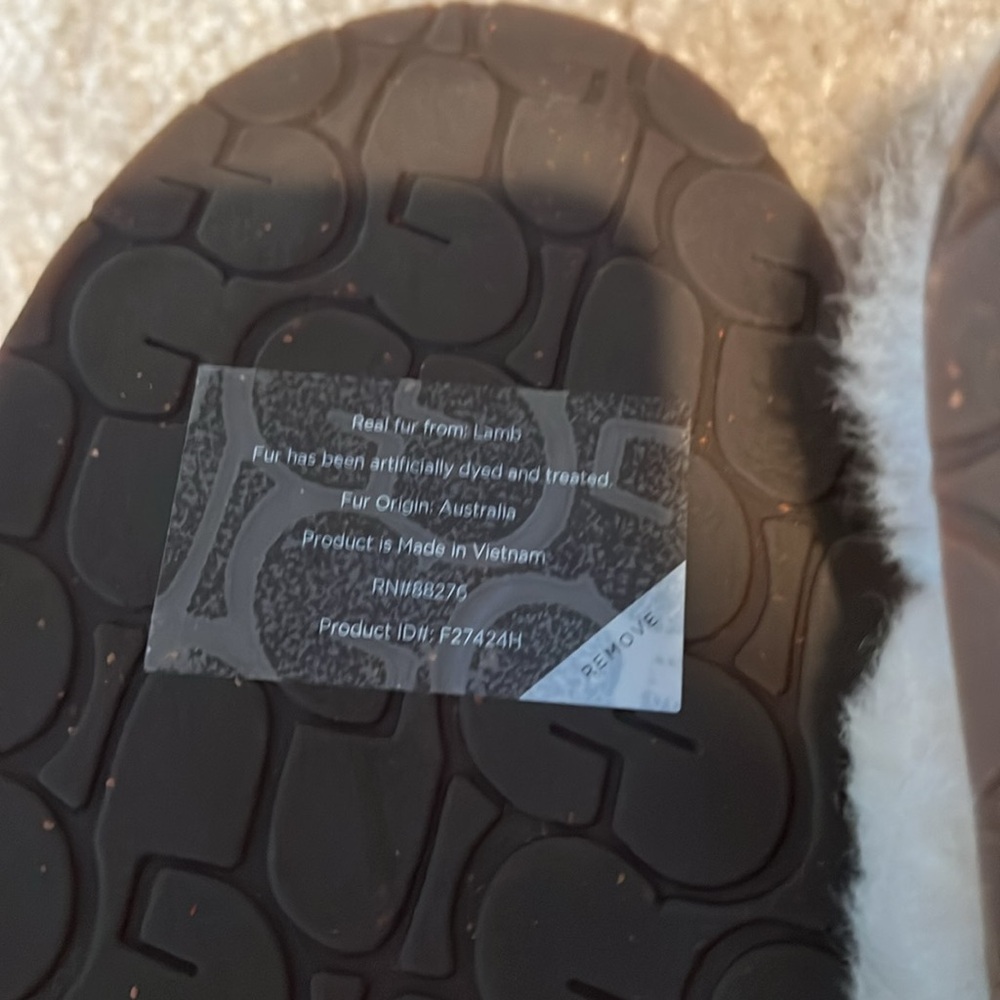 UGG slippers size 9 - Picture 4 of 4